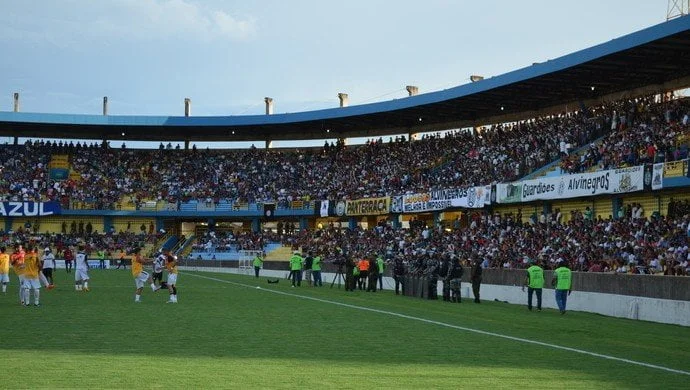 Um dia de futebol na segunda divisão do campeonato do Catar, globoesporte