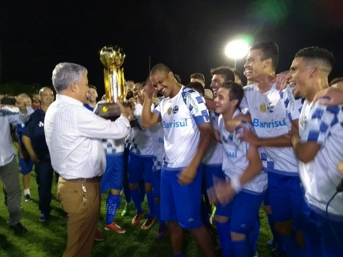 Zequinha e o futebol na rua